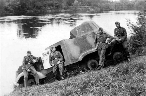 German soldiers pose with a French AAC-1937 - one of the few to actually see combat with France. Possibly in original Republican colors.