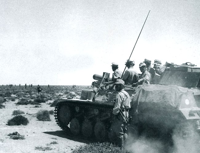 15cm sIG 33 auf Fahrgestell Panzerkampfwagen II (Sf) in North Africa with a six man crew (driver hidden from view)