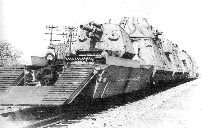 The ramps at the end of the armored railway wagon would allow the 12.2cm FK(r) auf GW Lorraine Schleppe(f) SPG to be deployed on the ground to fire at long range targets