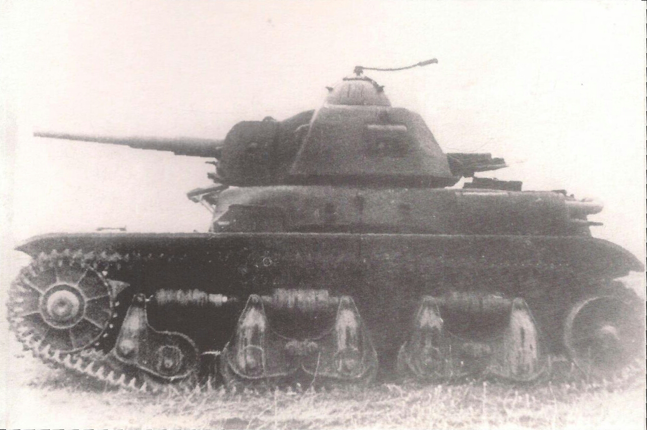 he elongated mantlet of this possible prototype above is clearly different to the Vânătorul de Care R35’s flat mantlet. Photograph source: Trupele Blindate din Armata Română 1919-1947