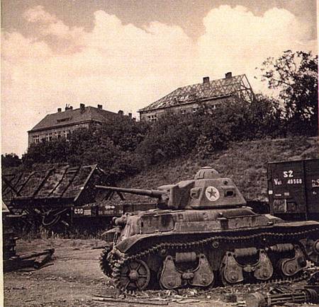 Similar photographs of the same Vânătorul de Care R35 with an unidentified Romanian or Soviet soldier in Znojmo Railway, 1945.