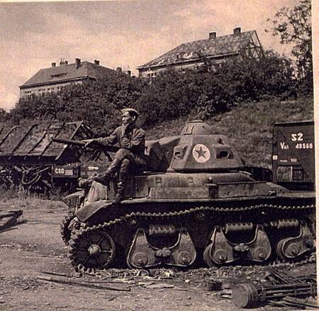 Similar photographs of the same Vânătorul de Care R35 with an unidentified Romanian or Soviet soldier in Znojmo Railway, 1945.