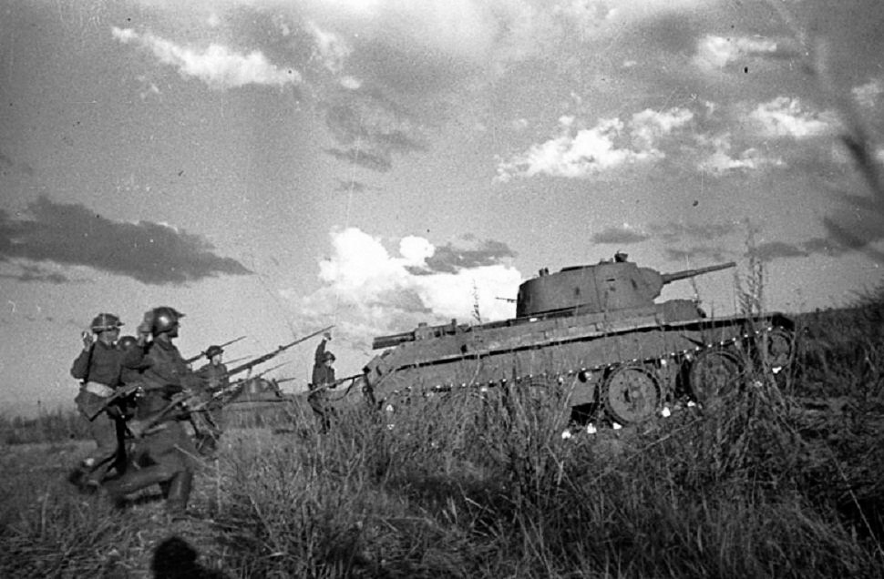 A BT-7 advancing at Khalkhin Gol, in 1939 - Source: Wikimedia